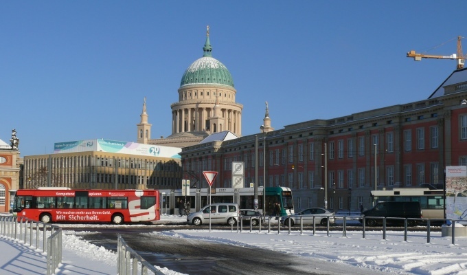 Winterlicher Potsdamer Straßenverkehr