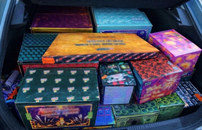 Sichergestellte Pyrotechnik im Kofferraum